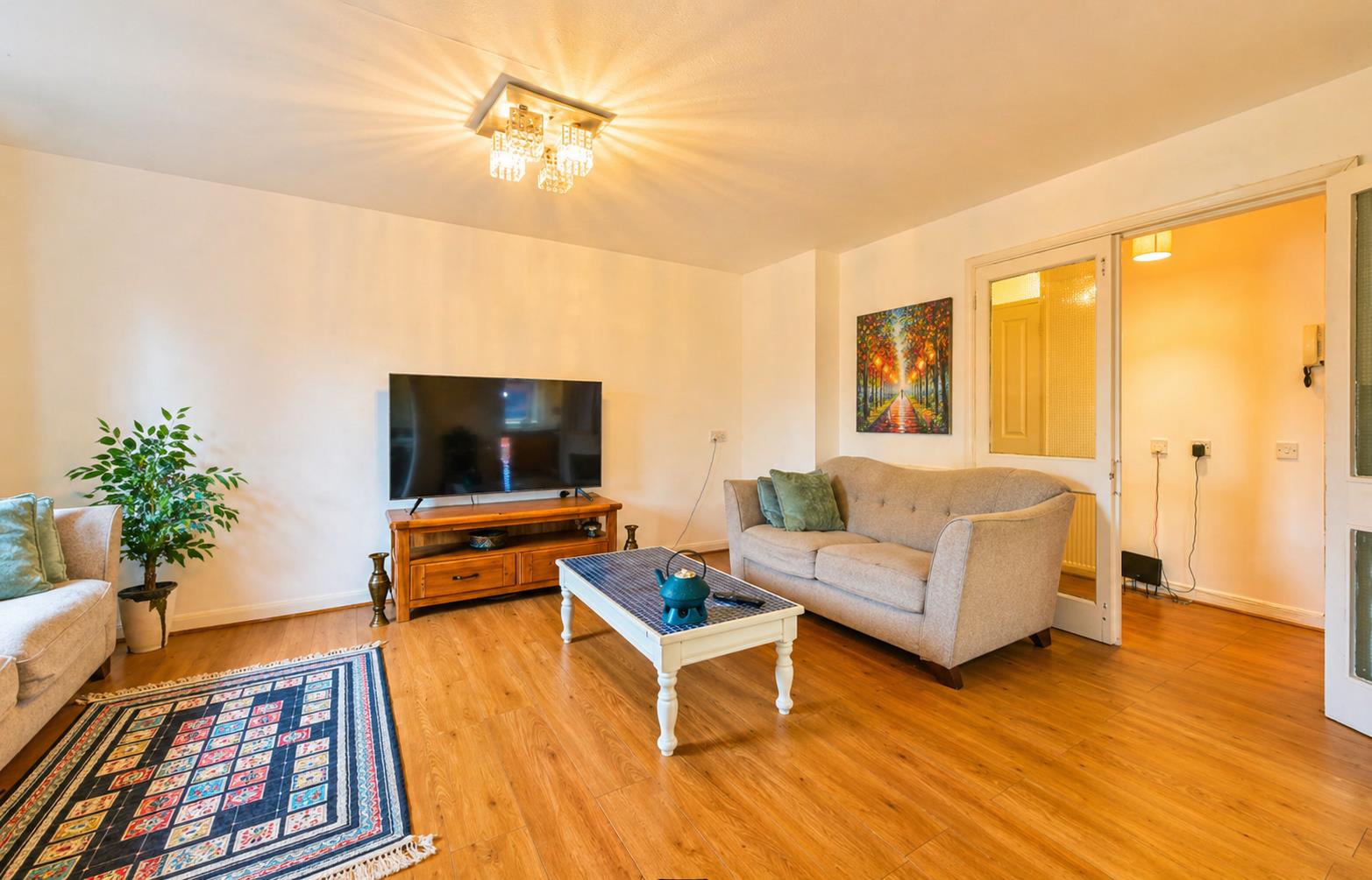 3 bed property in Friern Park, London